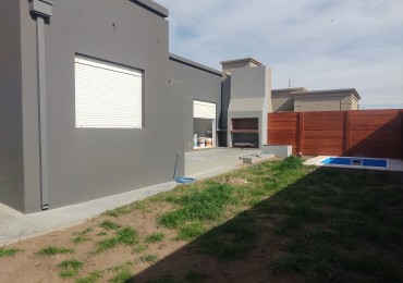 Casas en Venta a estrenar con patio, con garage  y con pileta en el Barrio Palos Verdes de Bahia Blanca 