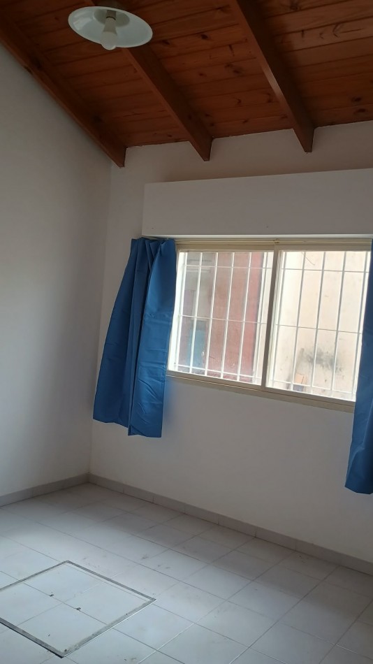 Se Alquila casa con galpon