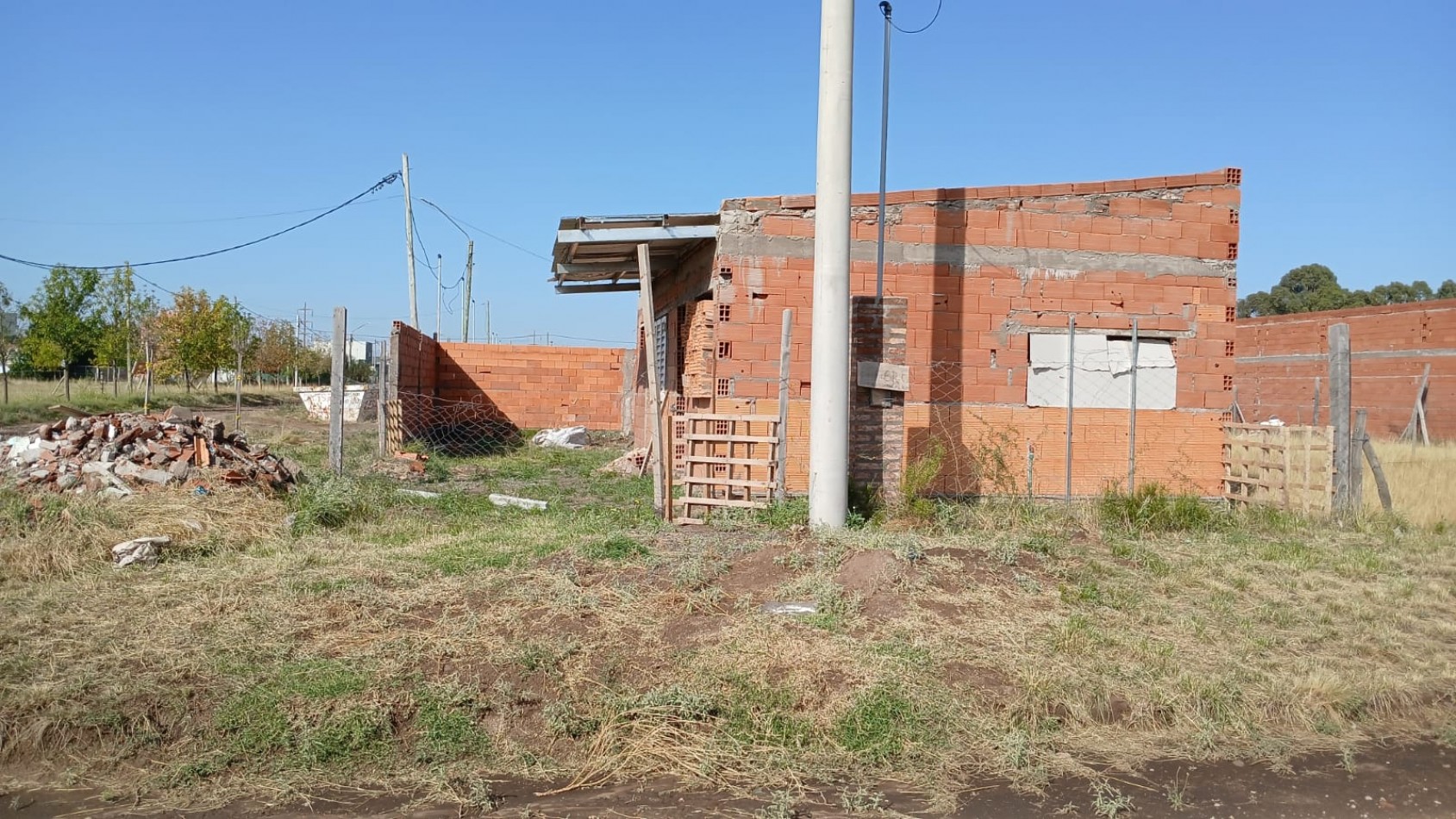 Terreno a la venta con construccion en BArrio Nueva espora cerca Barrio millamapu