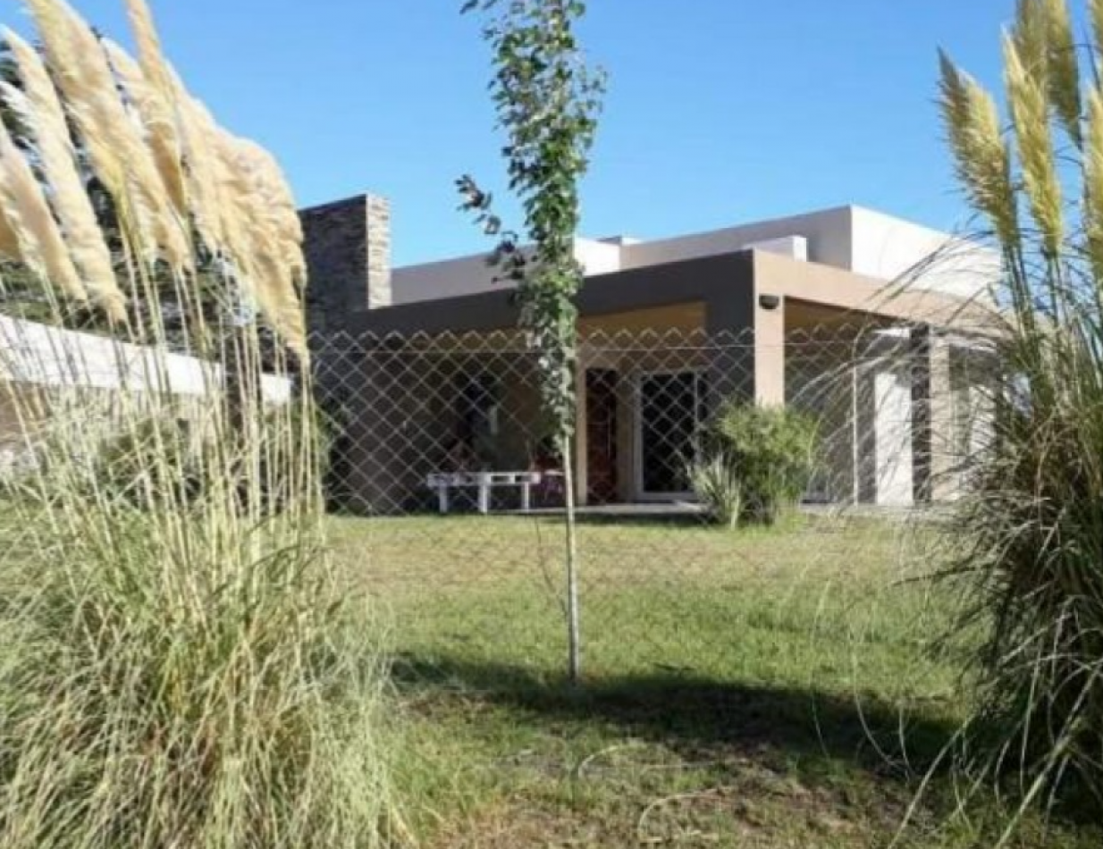 CASA EN VENTA EN BARRIO CERRADO LAS LOMAS, MONTE HERMOSO